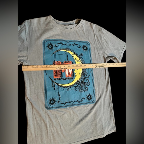 MTV Gray Graphic With Moon T-Shirt - Picture 3 of 5